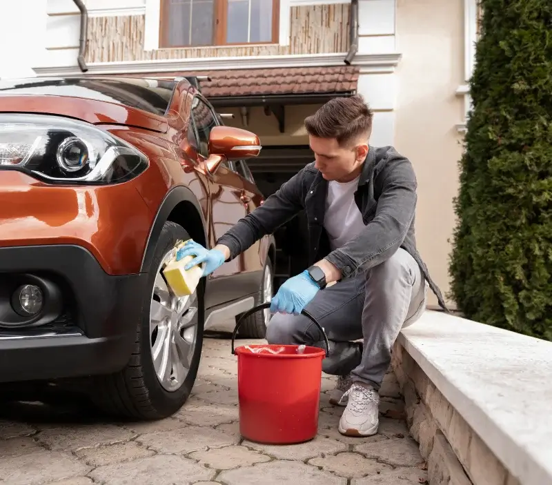 Lavage auto à domicile Santa-Maria-Siché : professionnel intervenant sur un véhicule